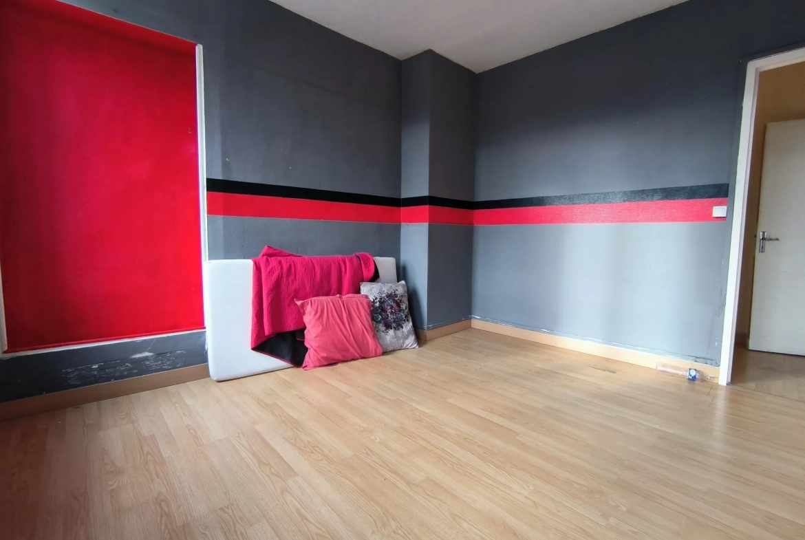 Local commercial de 138,7 m² à Saint-Pierre-Les-Elbeuf, potentiel de transformation en habitations 