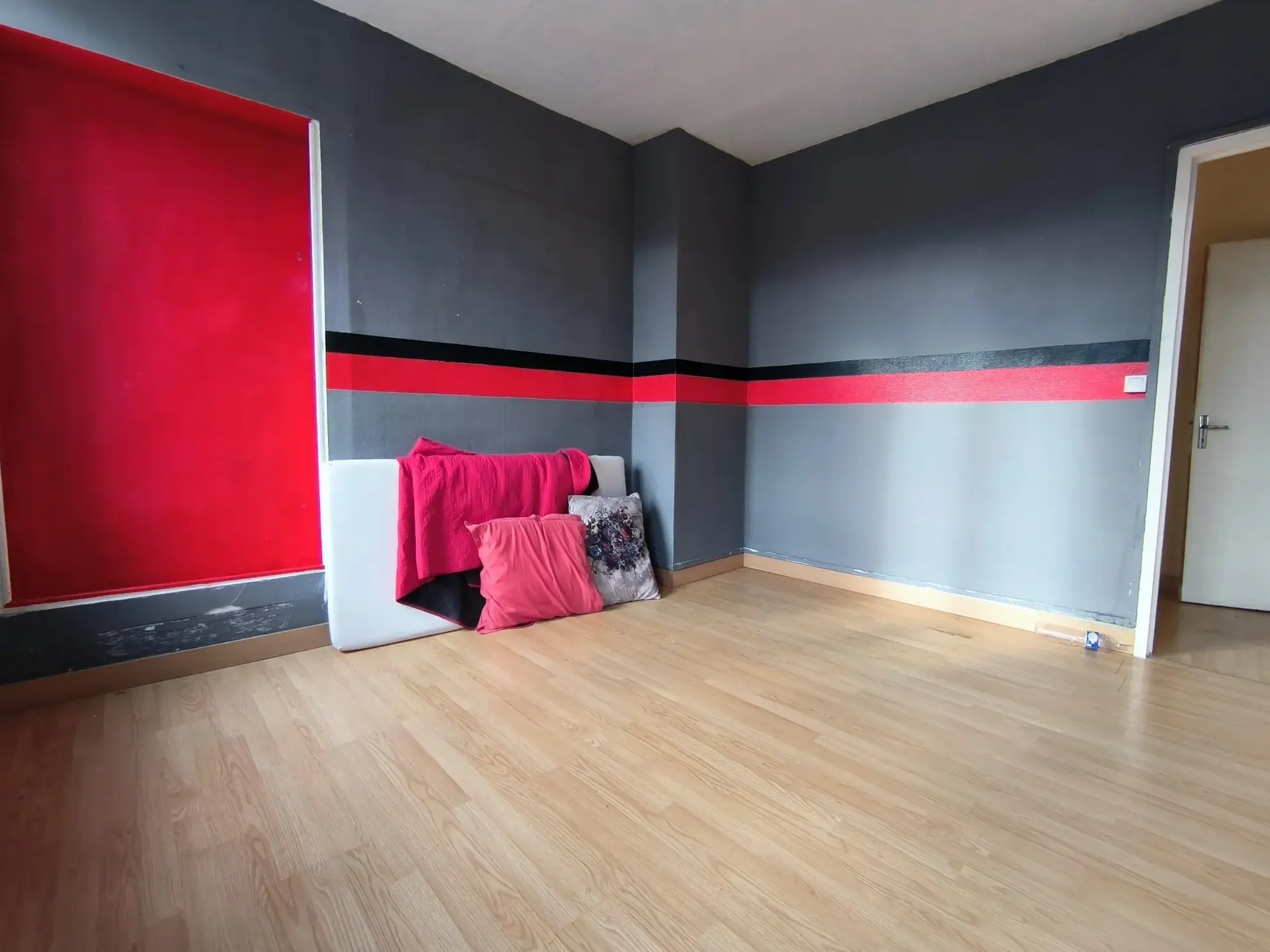 Local commercial de 138,7 m² à Saint-Pierre-Les-Elbeuf, potentiel de transformation en habitations 