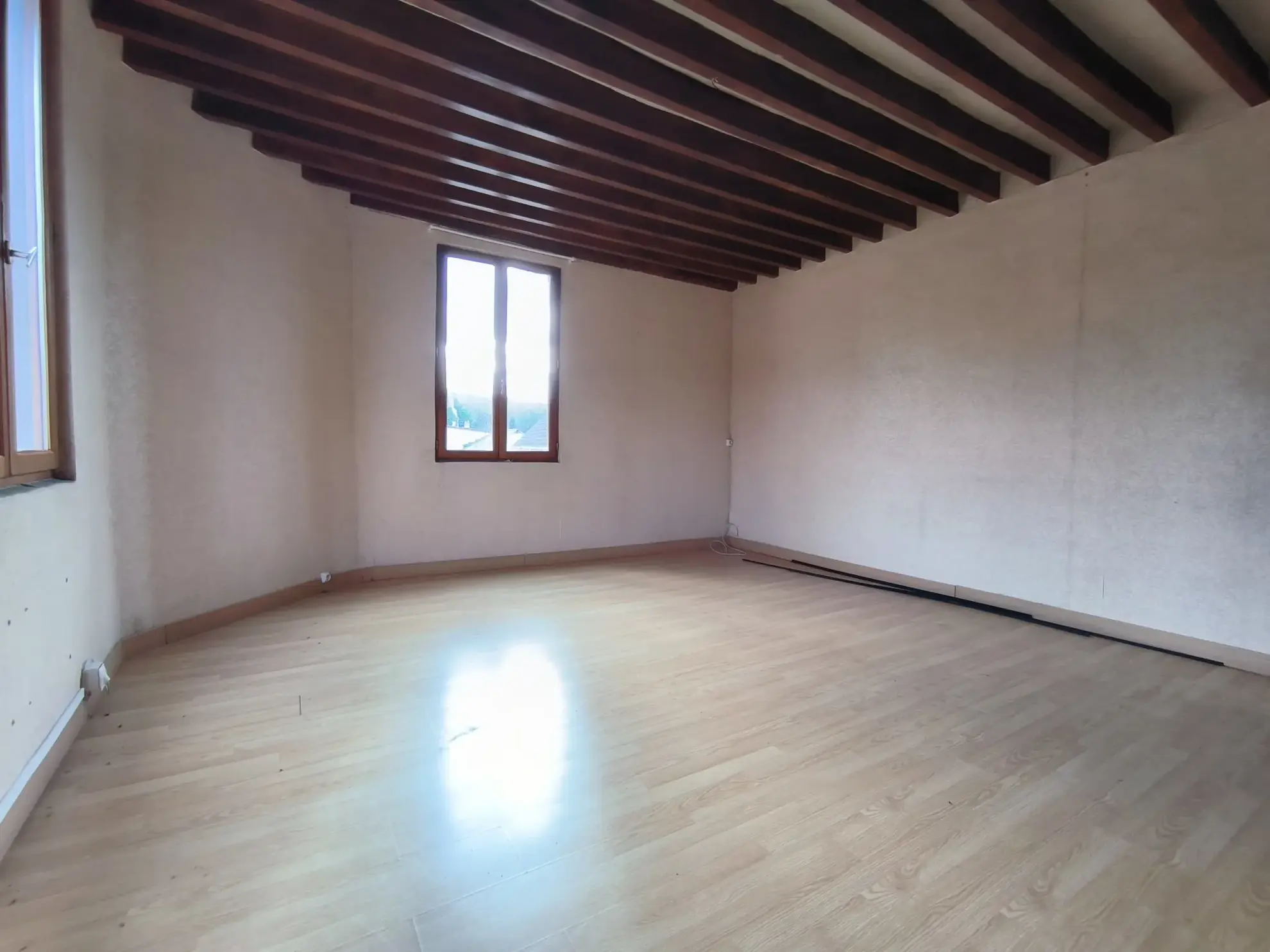 Local commercial de 138,7 m² à Saint-Pierre-Les-Elbeuf, potentiel de transformation en habitations 