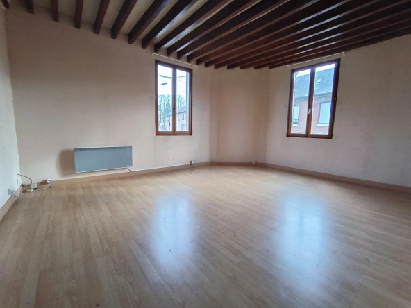 Local commercial de 138,7 m² à Saint-Pierre-Les-Elbeuf, potentiel de transformation en habitations