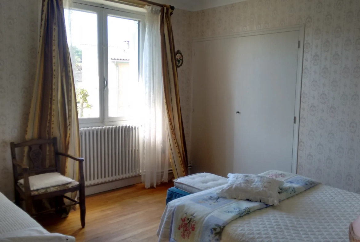 Maison en pierres avec deux appartements à Sarlat, potentiel d'agrandissement et fort rendement locatif 