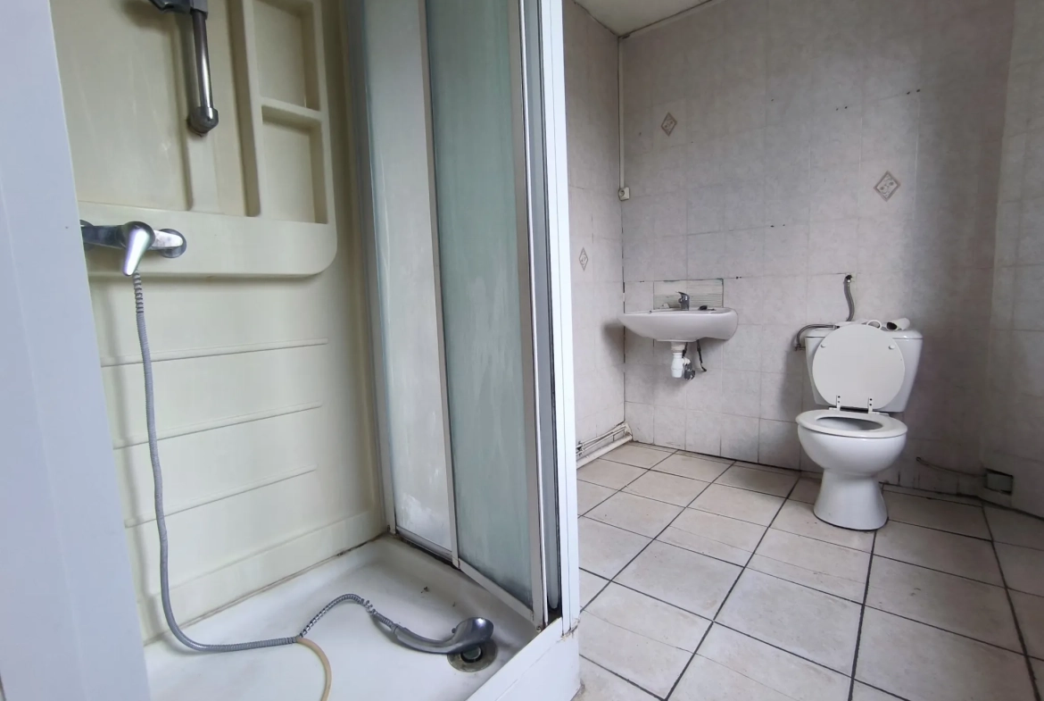 Local commercial de 138,7 m² à Saint-Pierre-Les-Elbeuf, potentiel de transformation en habitations 