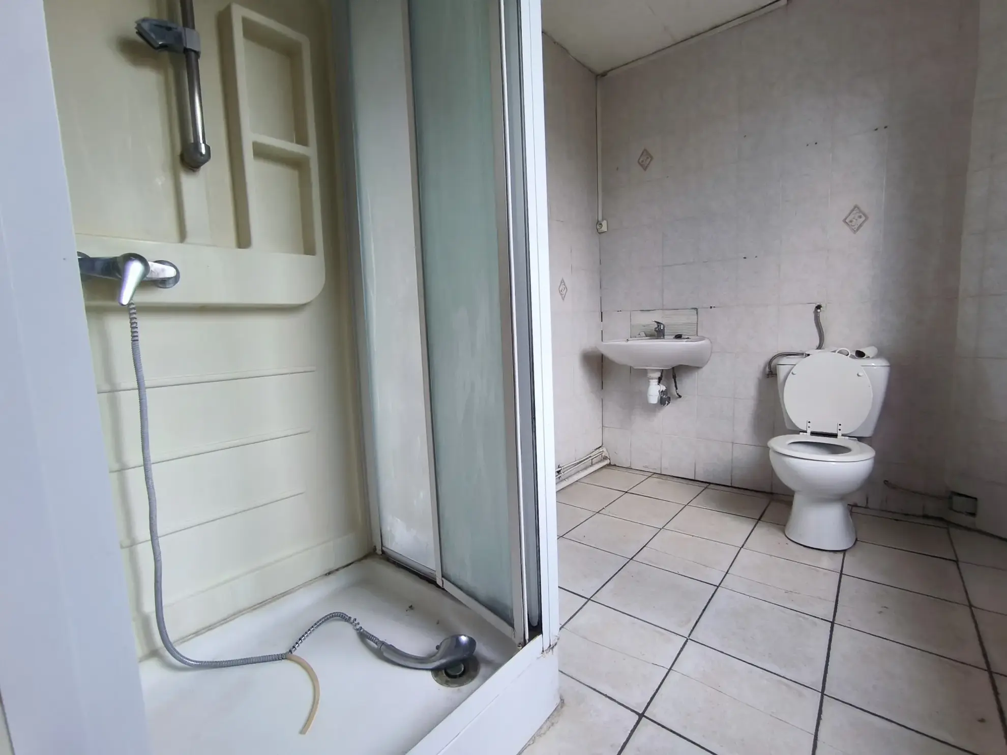 Local commercial de 138,7 m² à Saint-Pierre-Les-Elbeuf, potentiel de transformation en habitations 