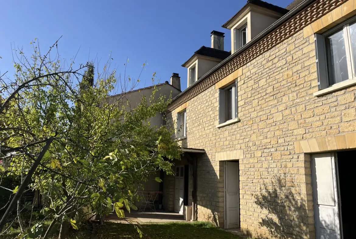 Maison en pierres avec deux appartements à Sarlat, potentiel d'agrandissement et fort rendement locatif 