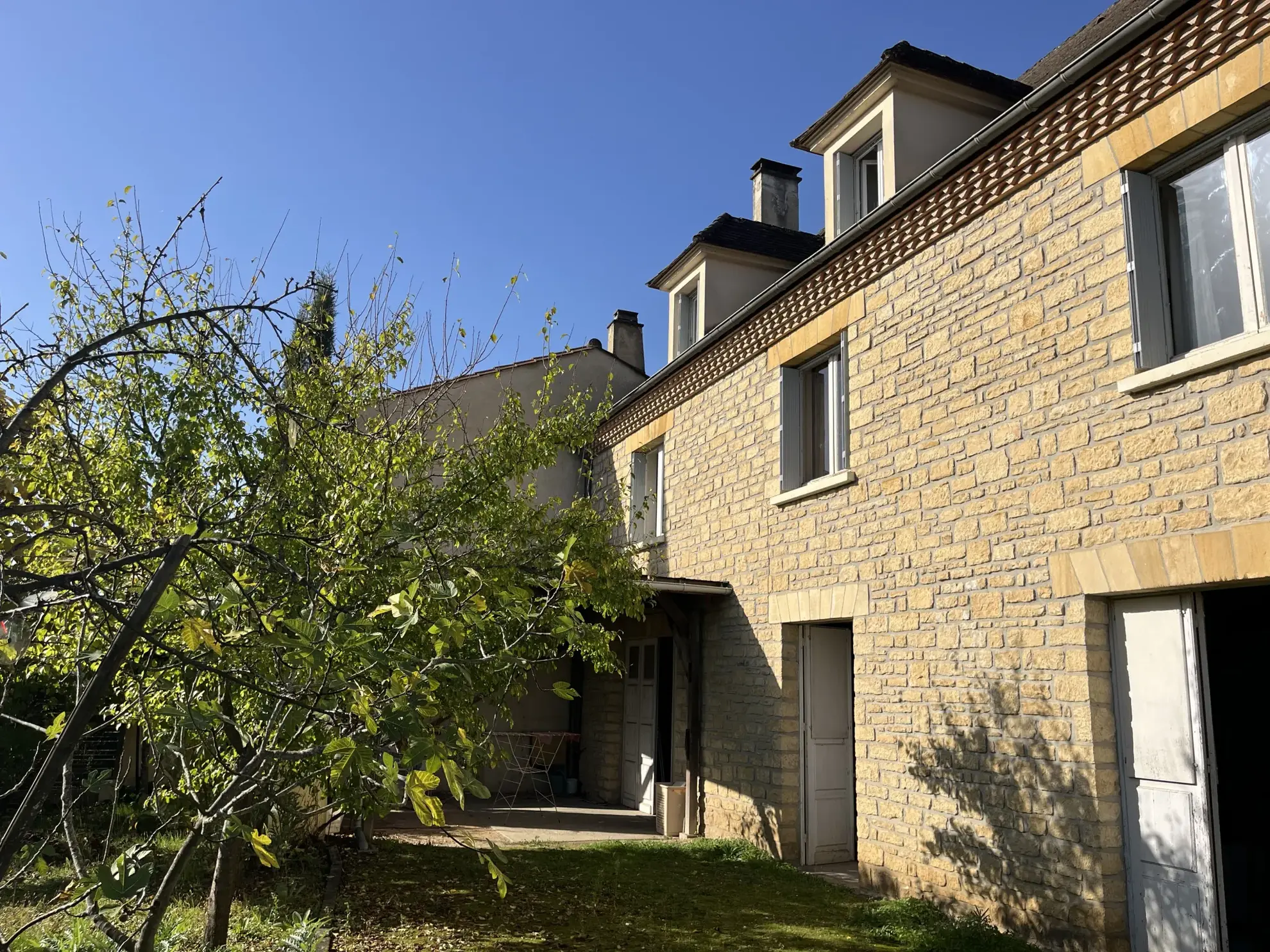 Maison en pierres avec deux appartements à Sarlat, potentiel d'agrandissement et fort rendement locatif 
