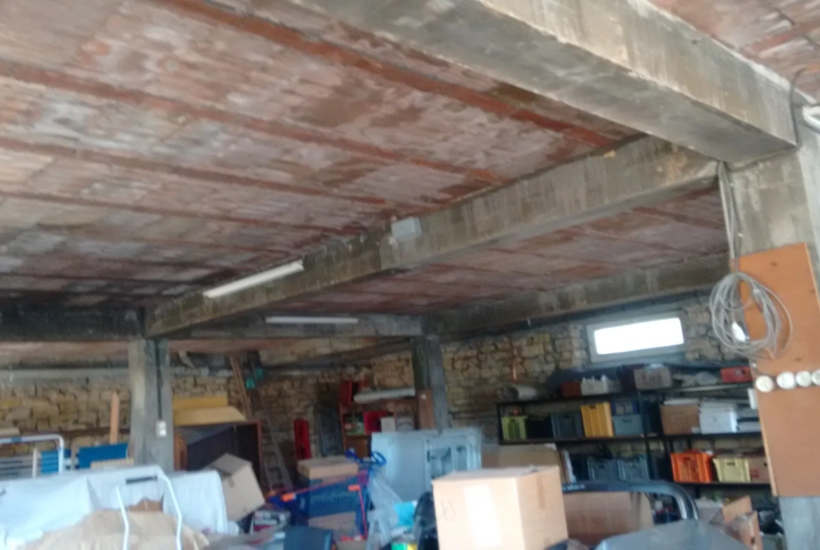 Maison en pierres avec deux appartements à Sarlat, potentiel d'agrandissement et fort rendement locatif 
