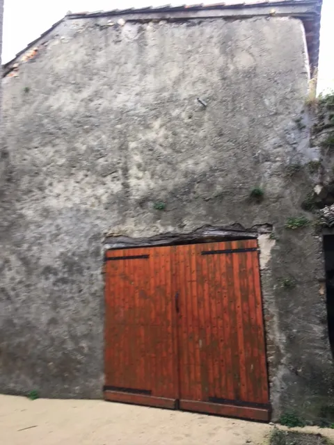 Maison de village à Combovin avec terrasse, 3 chambres, garages et authenticité 