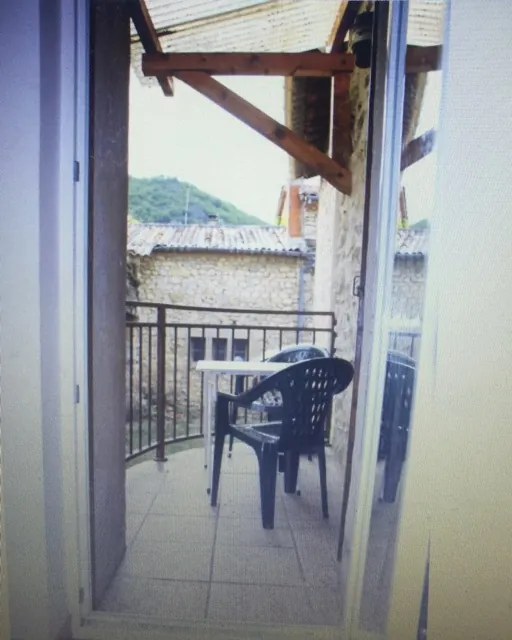 Maison de village à Combovin avec terrasse, 3 chambres, garages et authenticité 
