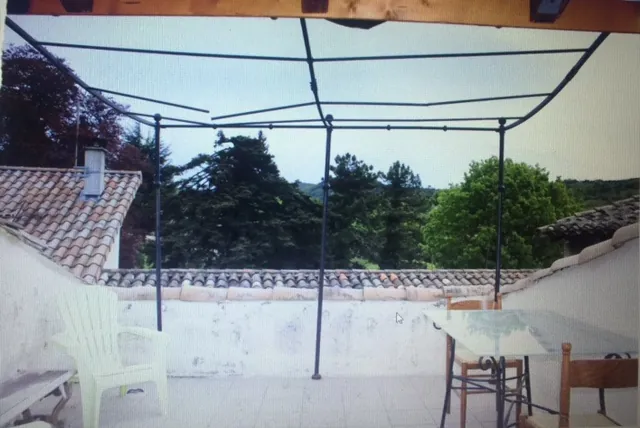 Maison de village à Combovin avec terrasse, 3 chambres, garages et authenticité 