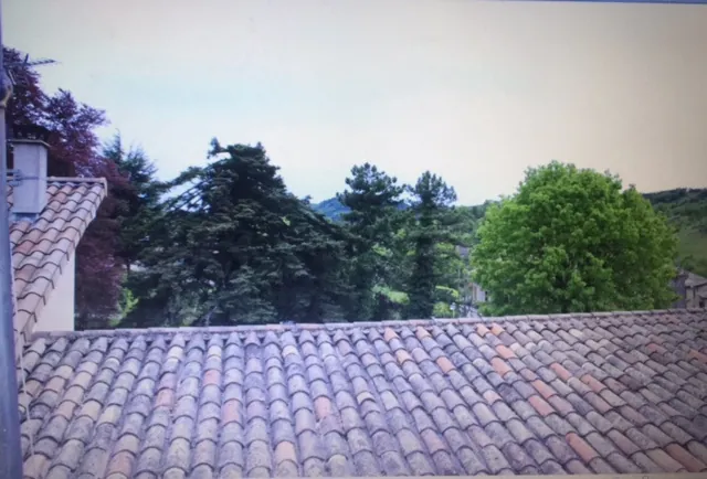 Maison de village à Combovin avec terrasse, 3 chambres, garages et authenticité 