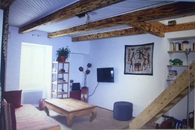 Maison de village à Combovin avec terrasse, 3 chambres, garages et authenticité 