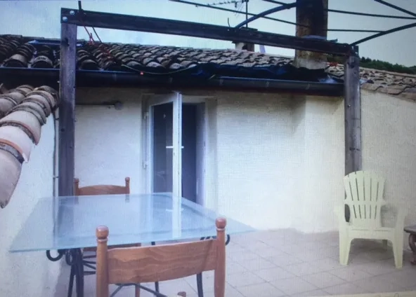 Maison de village à Combovin avec terrasse, 3 chambres, garages et authenticité