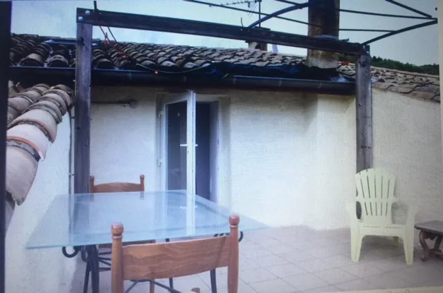 Maison de village à Combovin avec terrasse, 3 chambres, garages et authenticité 