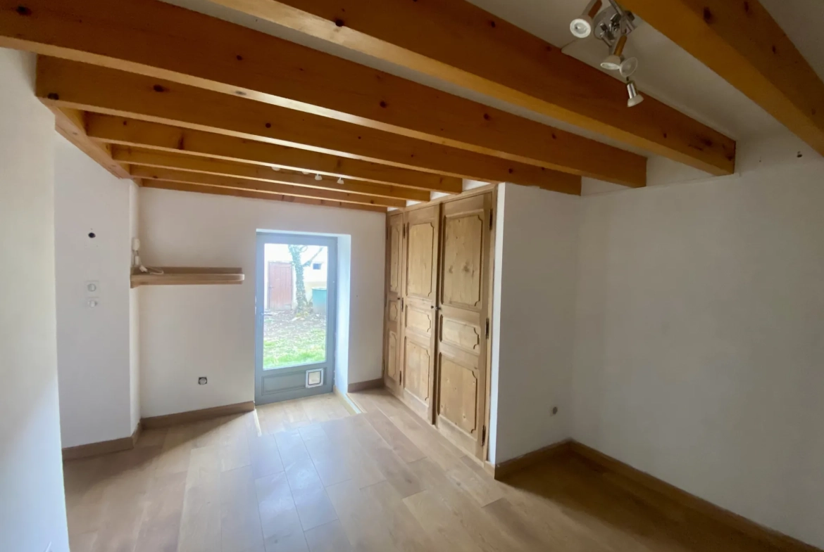 Maison individuelle à Bussy Albieux avec 3 chambres, dépendances et terrain clos - Calme et nature 