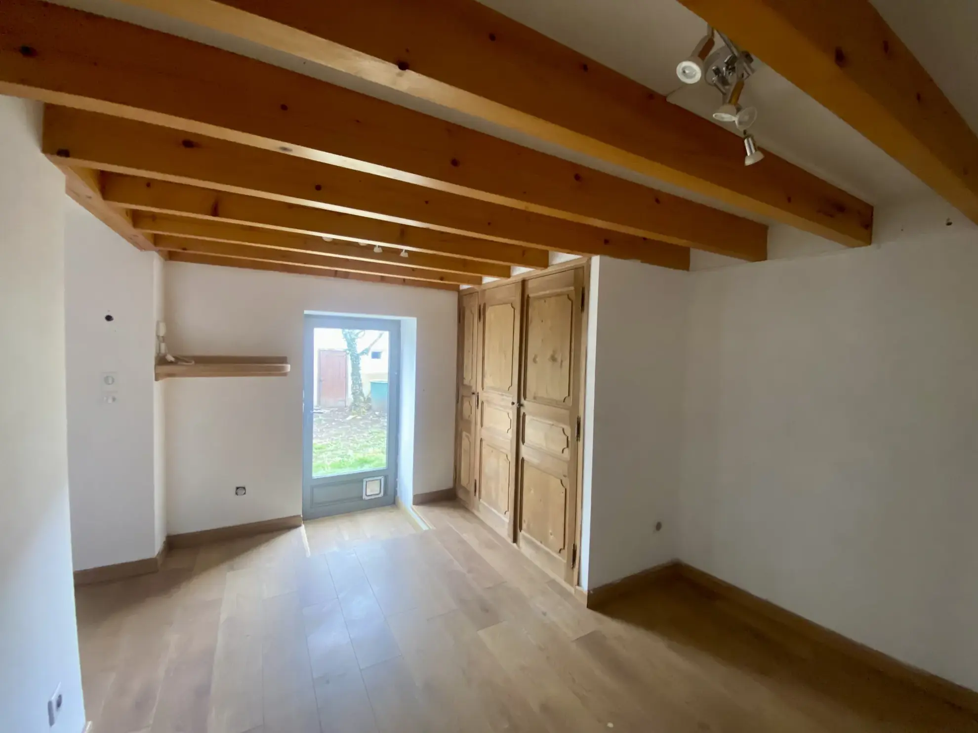 Maison individuelle à Bussy Albieux avec 3 chambres, dépendances et terrain clos - Calme et nature 