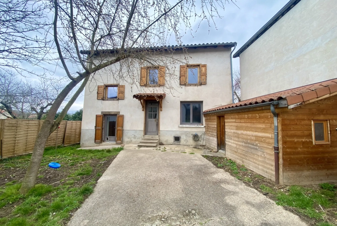 Maison individuelle à Bussy Albieux avec 3 chambres, dépendances et terrain clos - Calme et nature 