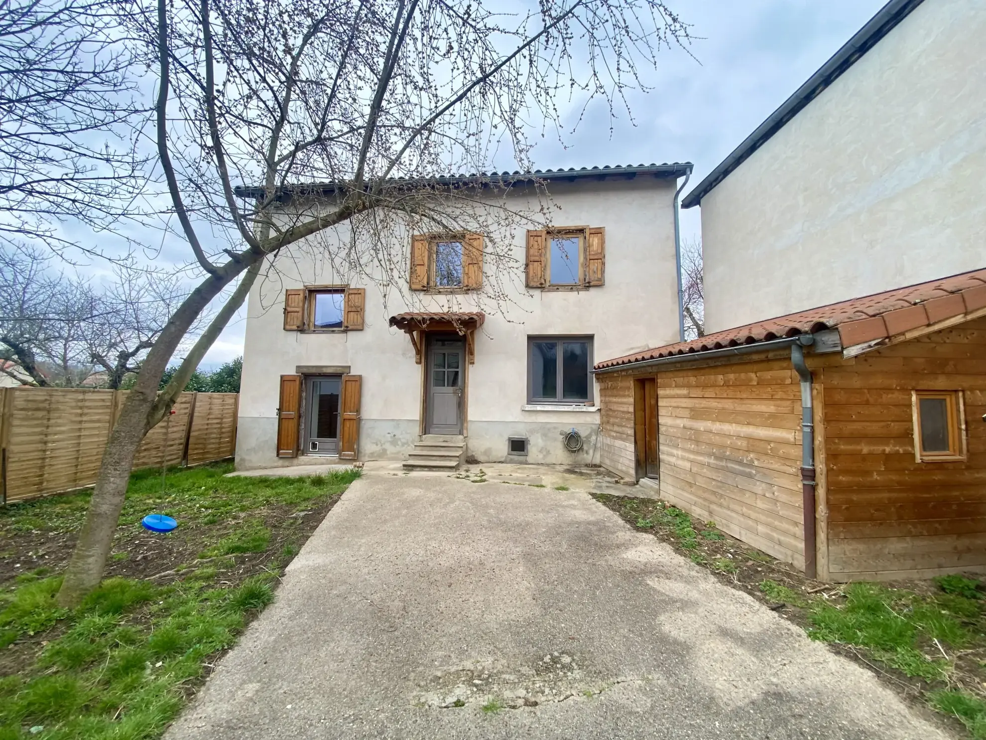 Maison individuelle à Bussy Albieux avec 3 chambres, dépendances et terrain clos - Calme et nature 