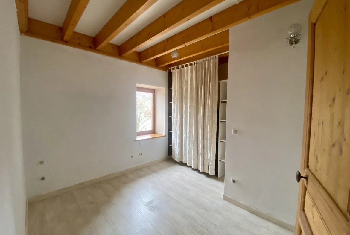 Maison individuelle à Bussy Albieux avec 3 chambres, dépendances et terrain clos - Calme et nature 