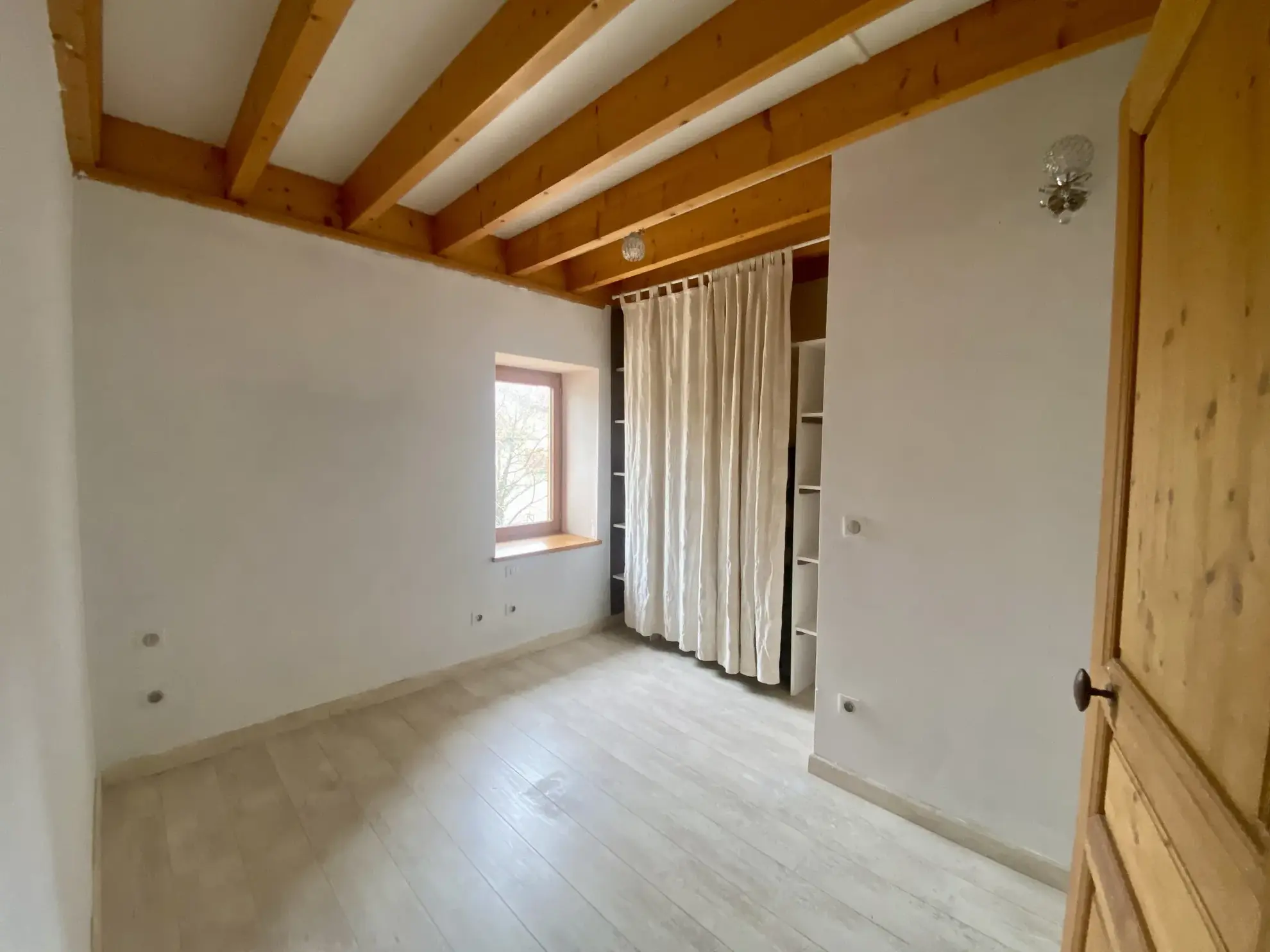 Maison individuelle à Bussy Albieux avec 3 chambres, dépendances et terrain clos - Calme et nature 