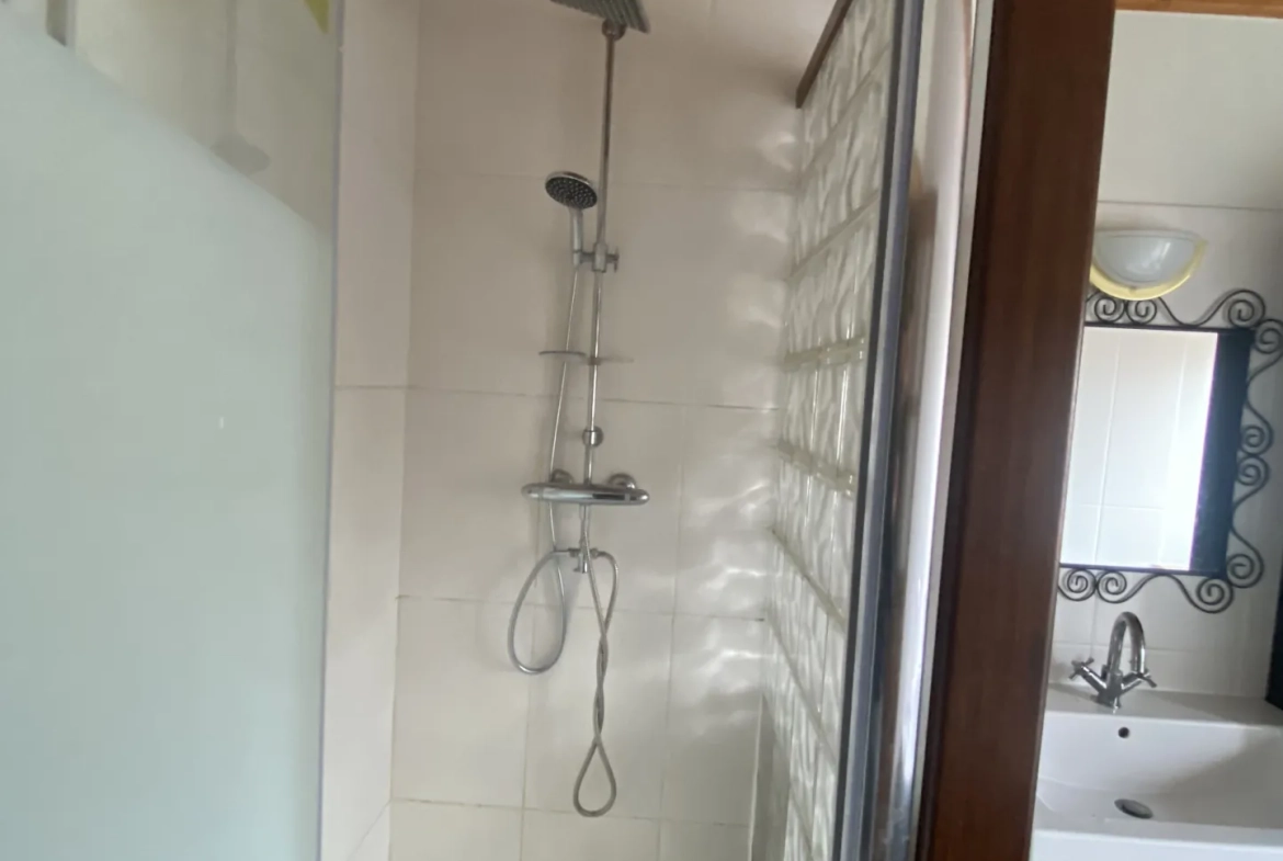 Maison individuelle à Bussy Albieux avec 3 chambres, dépendances et terrain clos - Calme et nature 