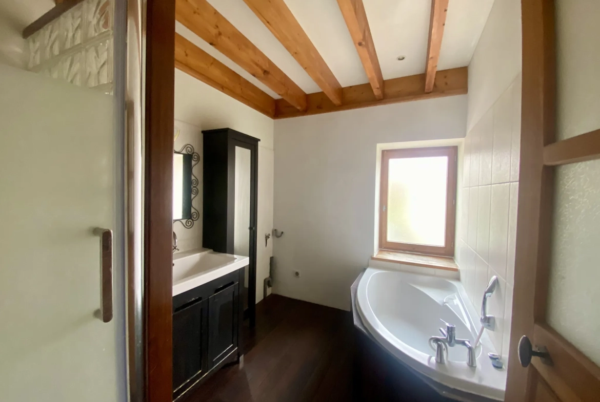 Maison individuelle à Bussy Albieux avec 3 chambres, dépendances et terrain clos - Calme et nature 