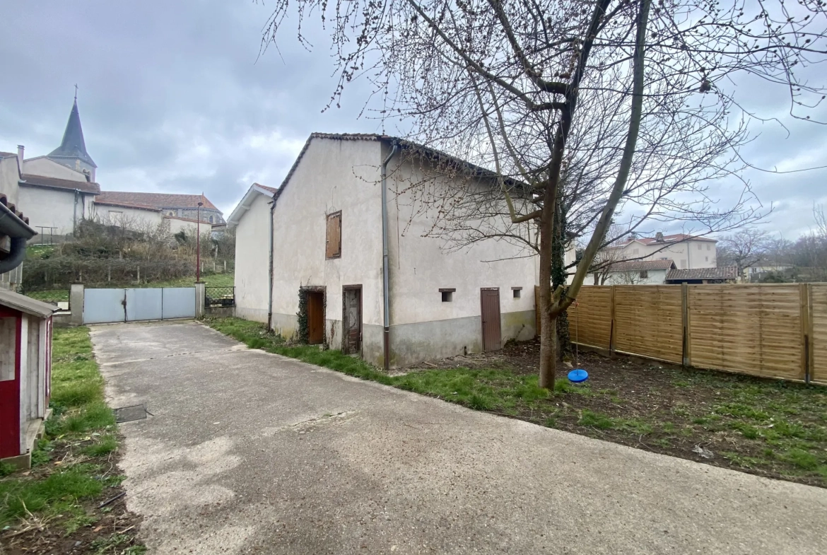 Maison individuelle à Bussy Albieux avec 3 chambres, dépendances et terrain clos - Calme et nature 