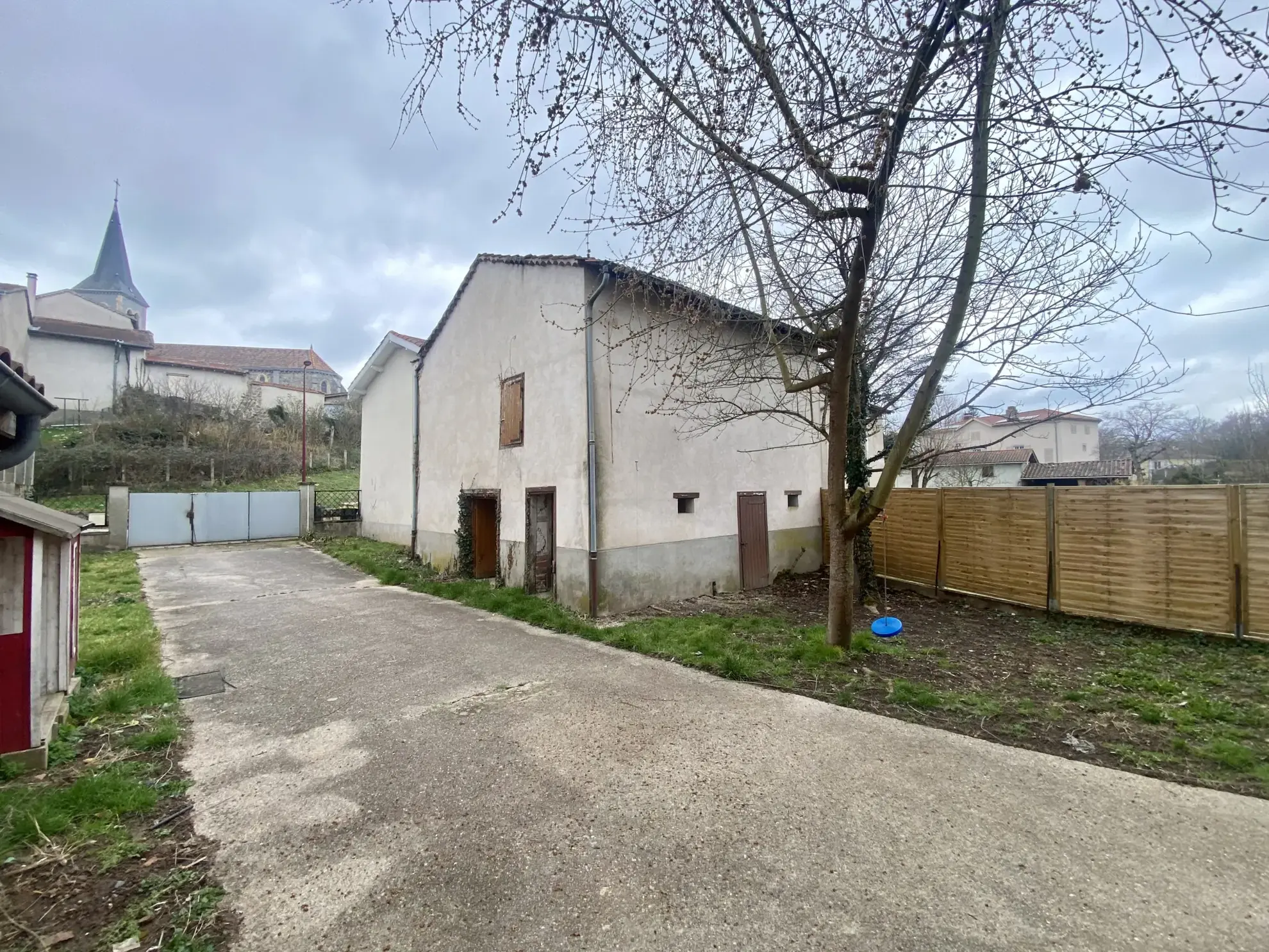 Maison individuelle à Bussy Albieux avec 3 chambres, dépendances et terrain clos - Calme et nature 