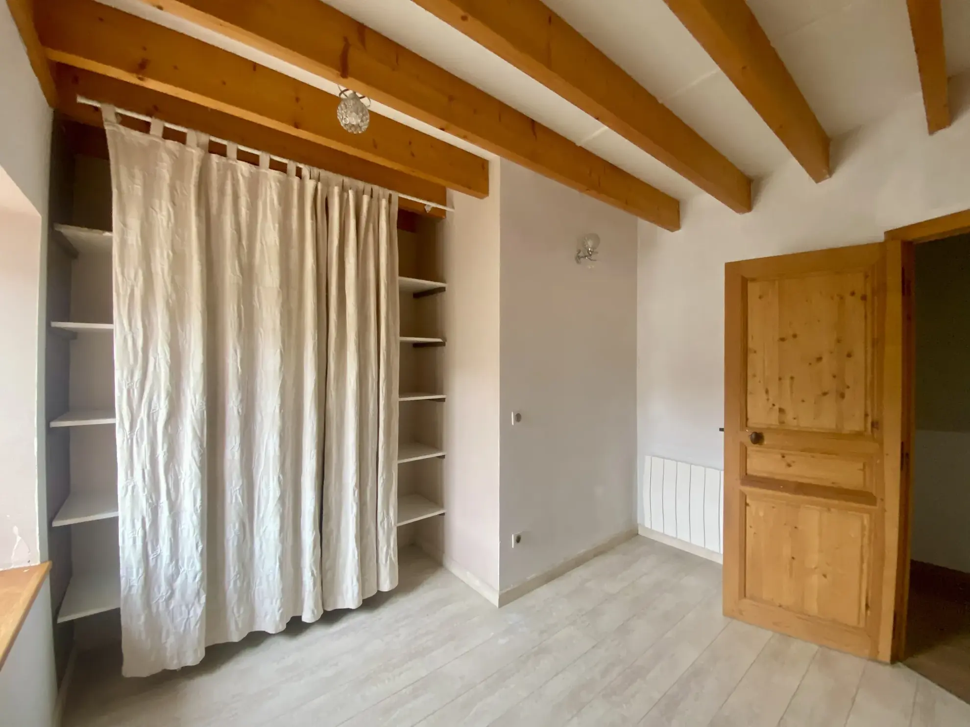 Maison individuelle à Bussy Albieux avec 3 chambres, dépendances et terrain clos - Calme et nature 