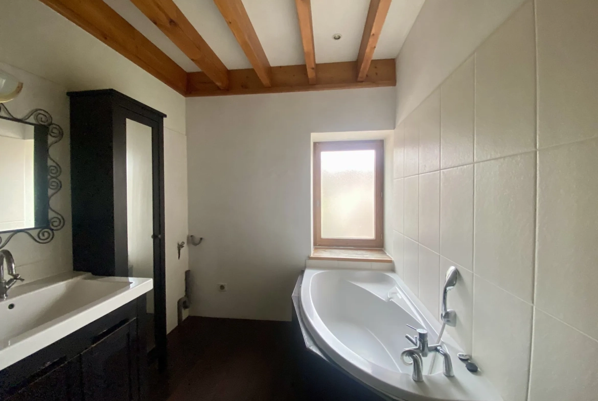 Maison individuelle à Bussy Albieux avec 3 chambres, dépendances et terrain clos - Calme et nature 
