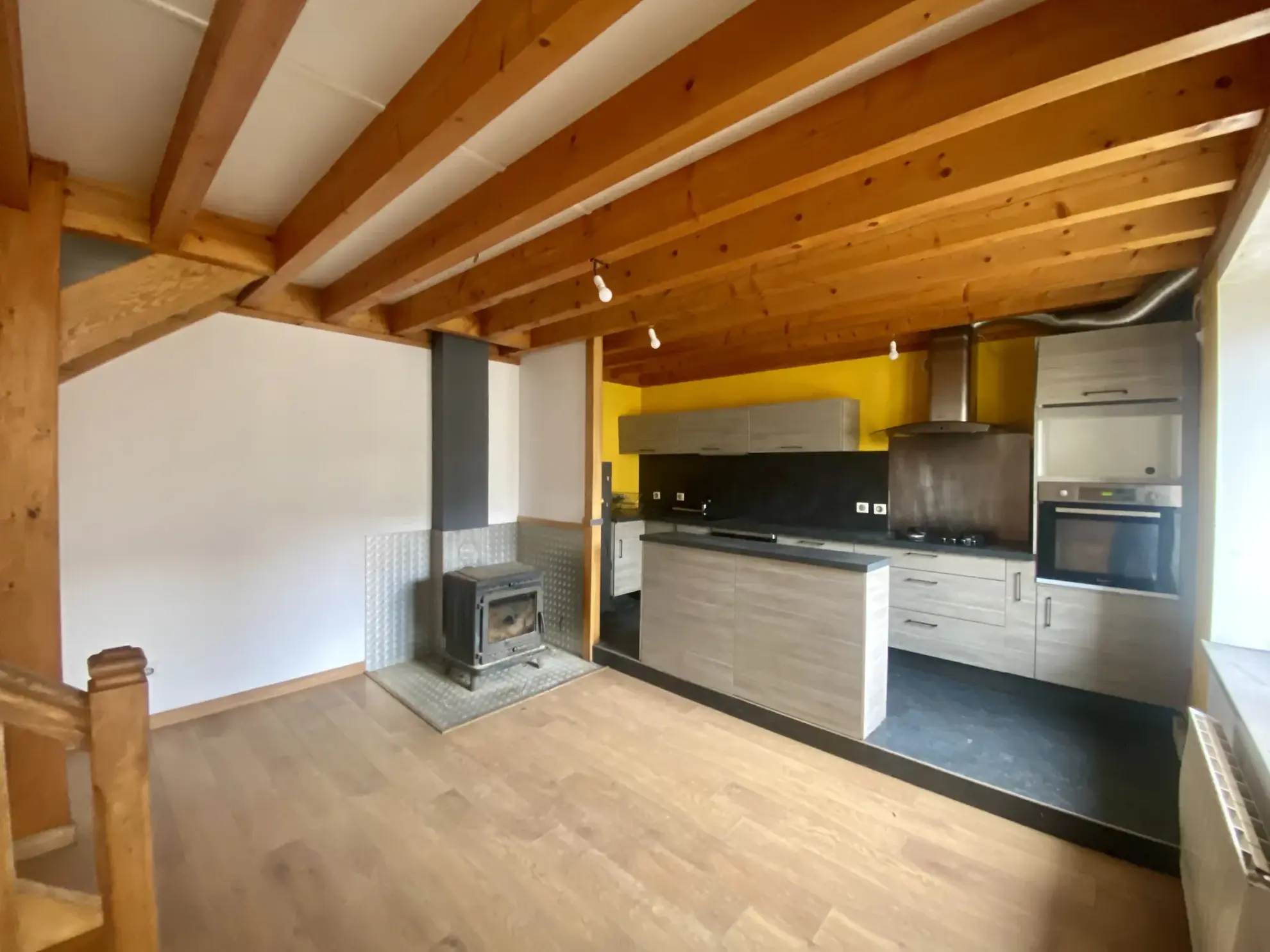 Maison individuelle à Bussy Albieux avec 3 chambres, dépendances et terrain clos - Calme et nature 