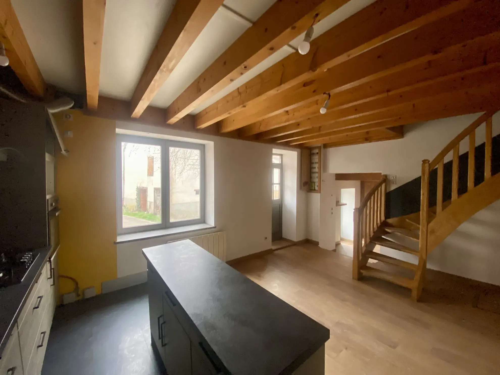 Maison individuelle à Bussy Albieux avec 3 chambres, dépendances et terrain clos - Calme et nature 