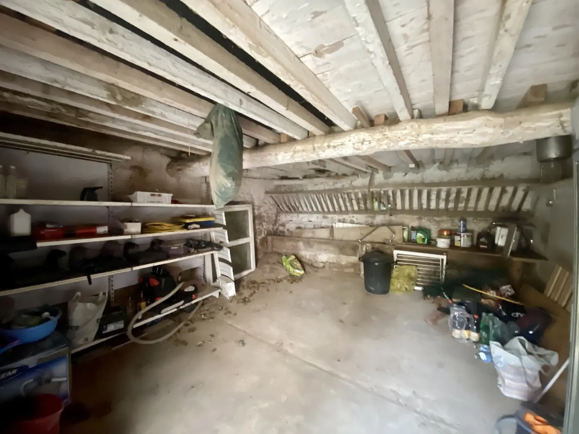 Maison individuelle à Bussy Albieux avec 3 chambres, dépendances et terrain clos - Calme et nature 