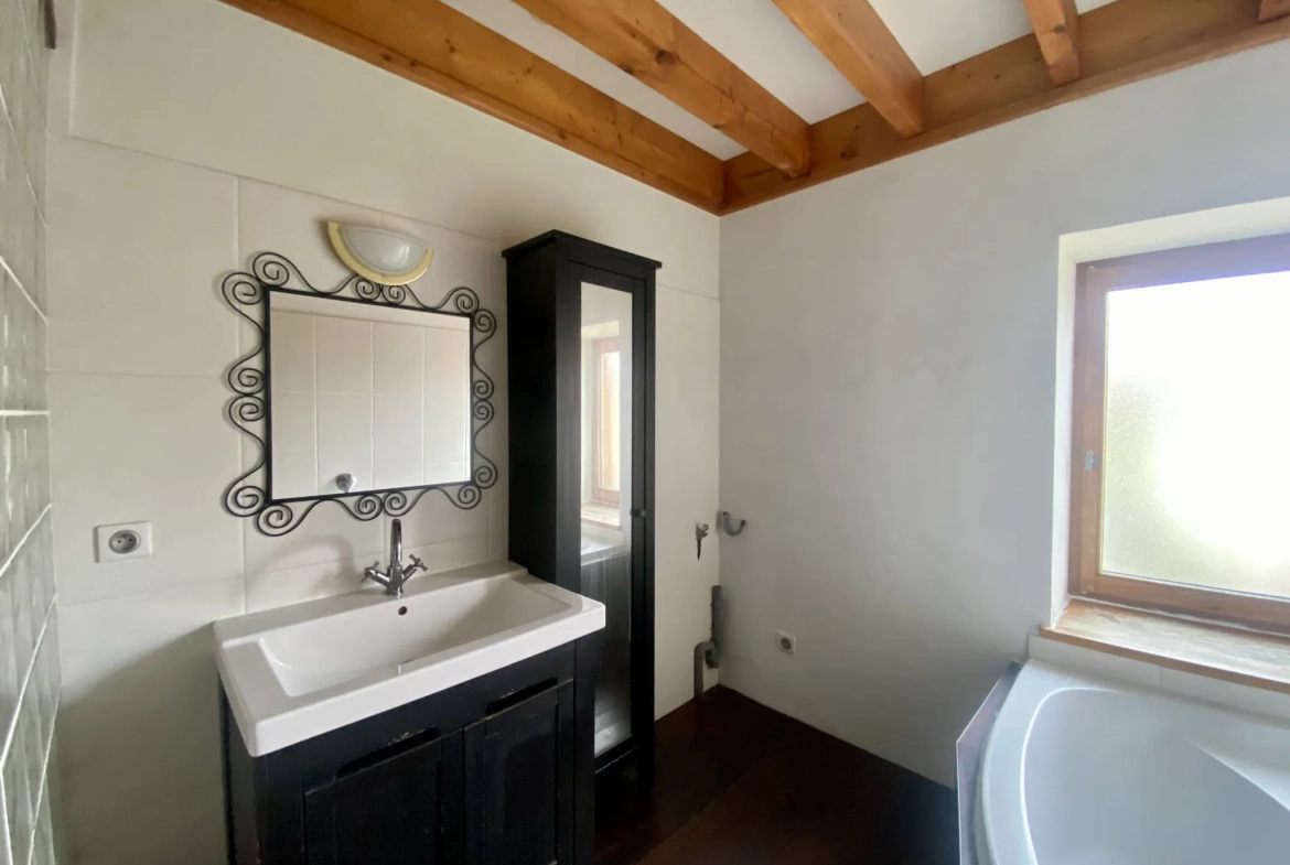 Maison individuelle à Bussy Albieux avec 3 chambres, dépendances et terrain clos - Calme et nature 