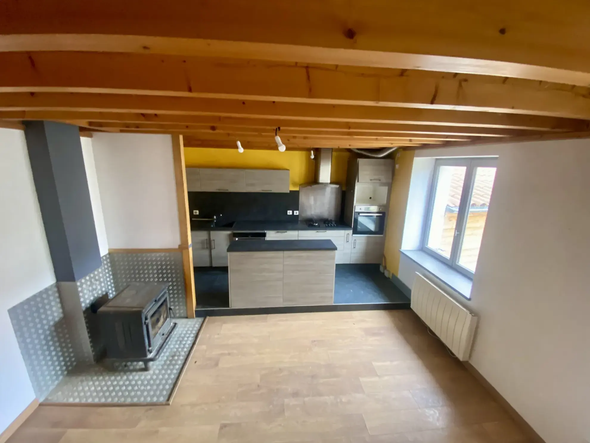 Maison individuelle à Bussy Albieux avec 3 chambres, dépendances et terrain clos - Calme et nature 