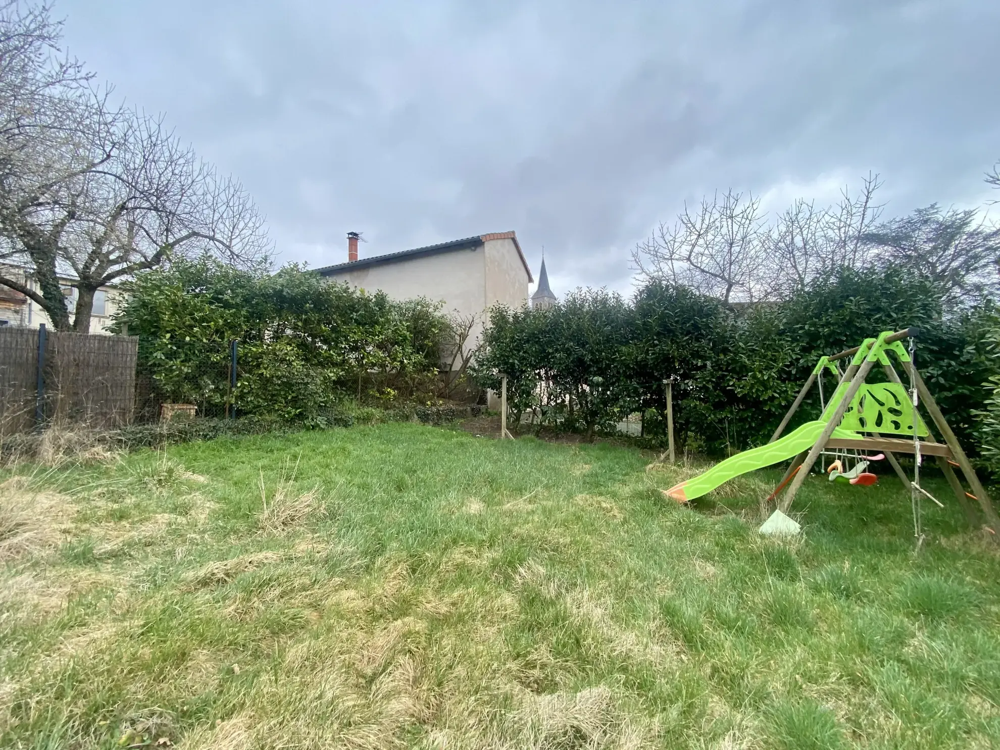 Maison individuelle à Bussy Albieux avec 3 chambres, dépendances et terrain clos - Calme et nature 