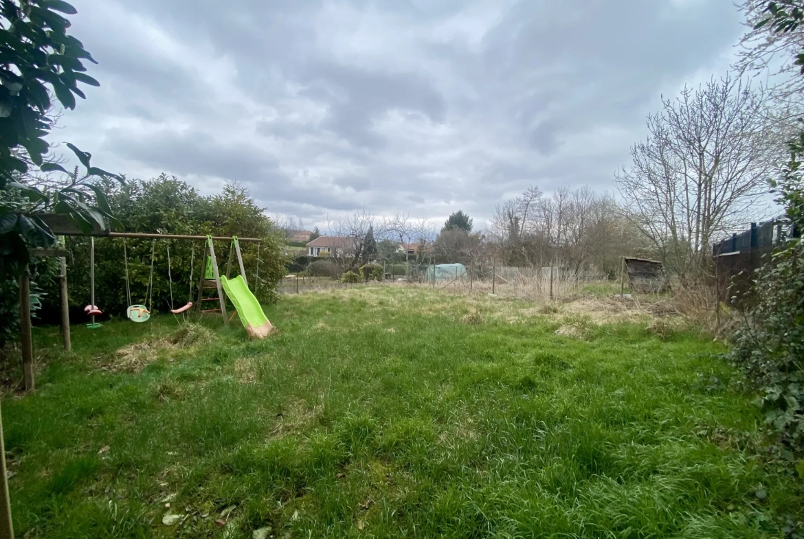 Maison individuelle à Bussy Albieux avec 3 chambres, dépendances et terrain clos - Calme et nature 
