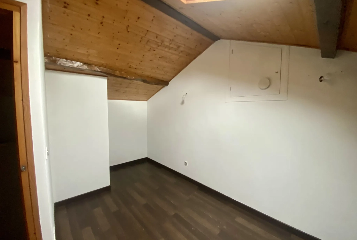 Maison individuelle à Bussy Albieux avec 3 chambres, dépendances et terrain clos - Calme et nature 