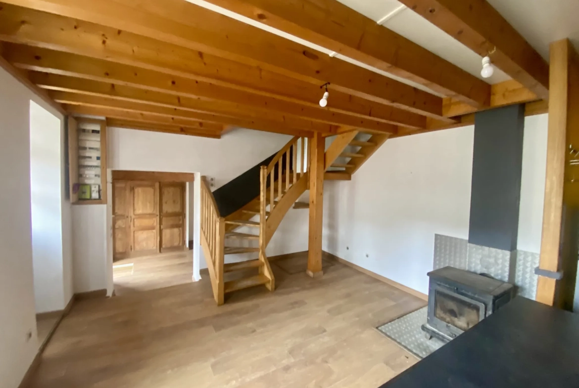 Maison individuelle à Bussy Albieux avec 3 chambres, dépendances et terrain clos - Calme et nature 