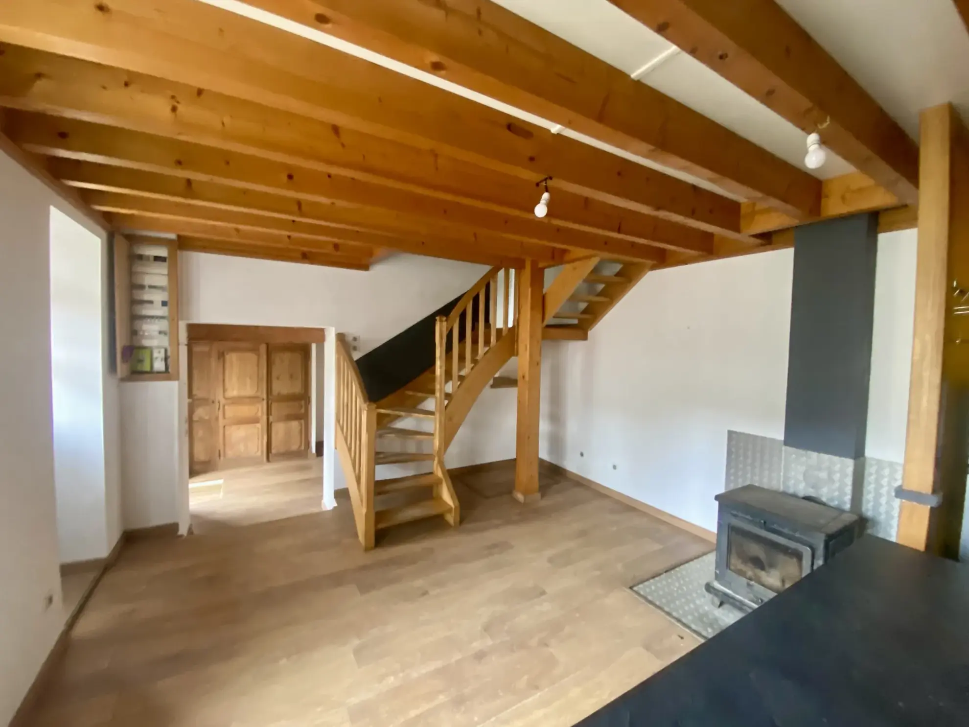 Maison individuelle à Bussy Albieux avec 3 chambres, dépendances et terrain clos - Calme et nature 