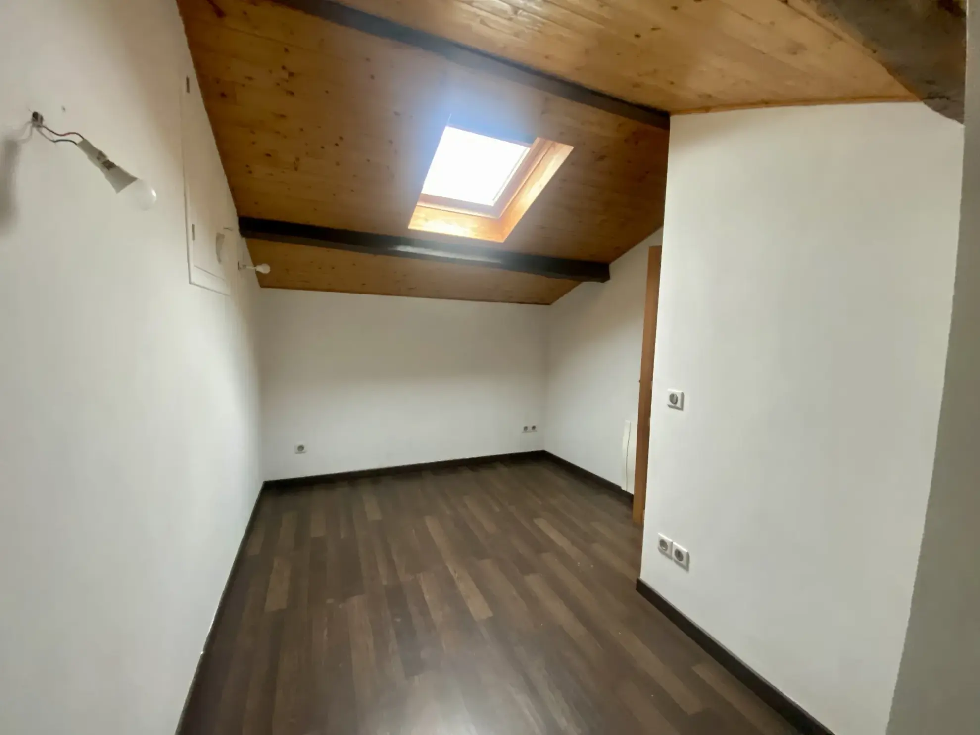 Maison individuelle à Bussy Albieux avec 3 chambres, dépendances et terrain clos - Calme et nature 