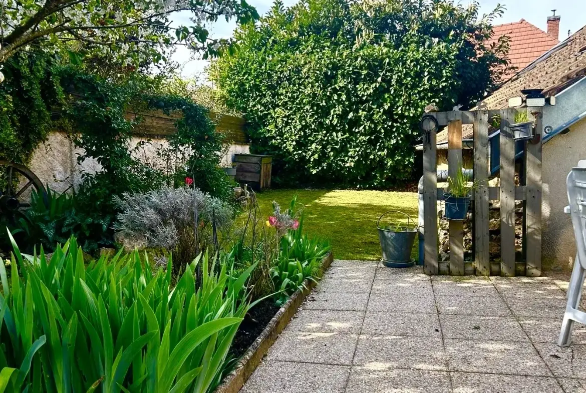 Maison indépendante de 90m² avec jardin et terrasse à Montmirey le Château 