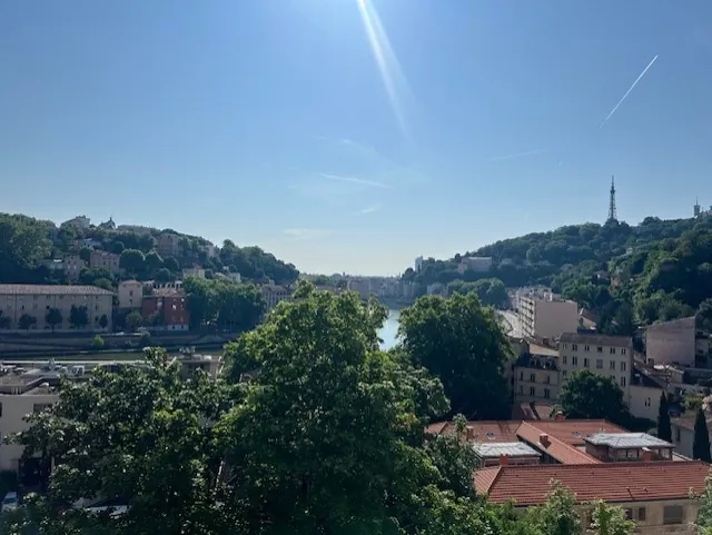 Appartement T3 lumineux avec vue panoramique à Lyon 9, proche de la Saône 