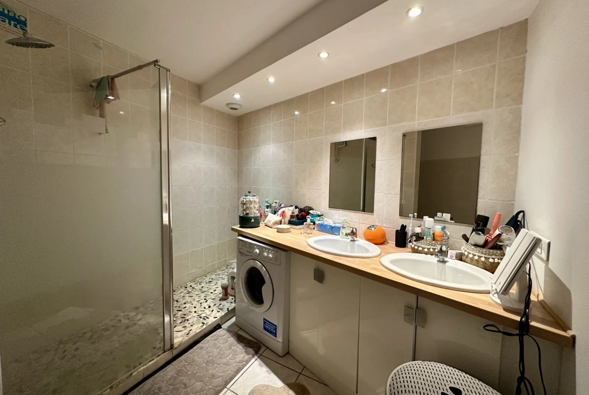 Appartement T2 de 55 m² à Lunel avec garage, terrasse et équipements modernes 