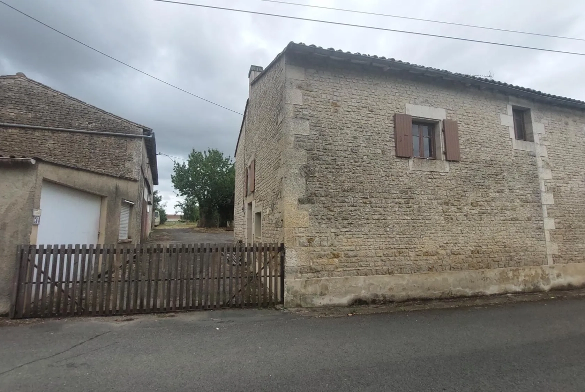 Maison ancienne à rénover avec jardin à Sciecq 79000 