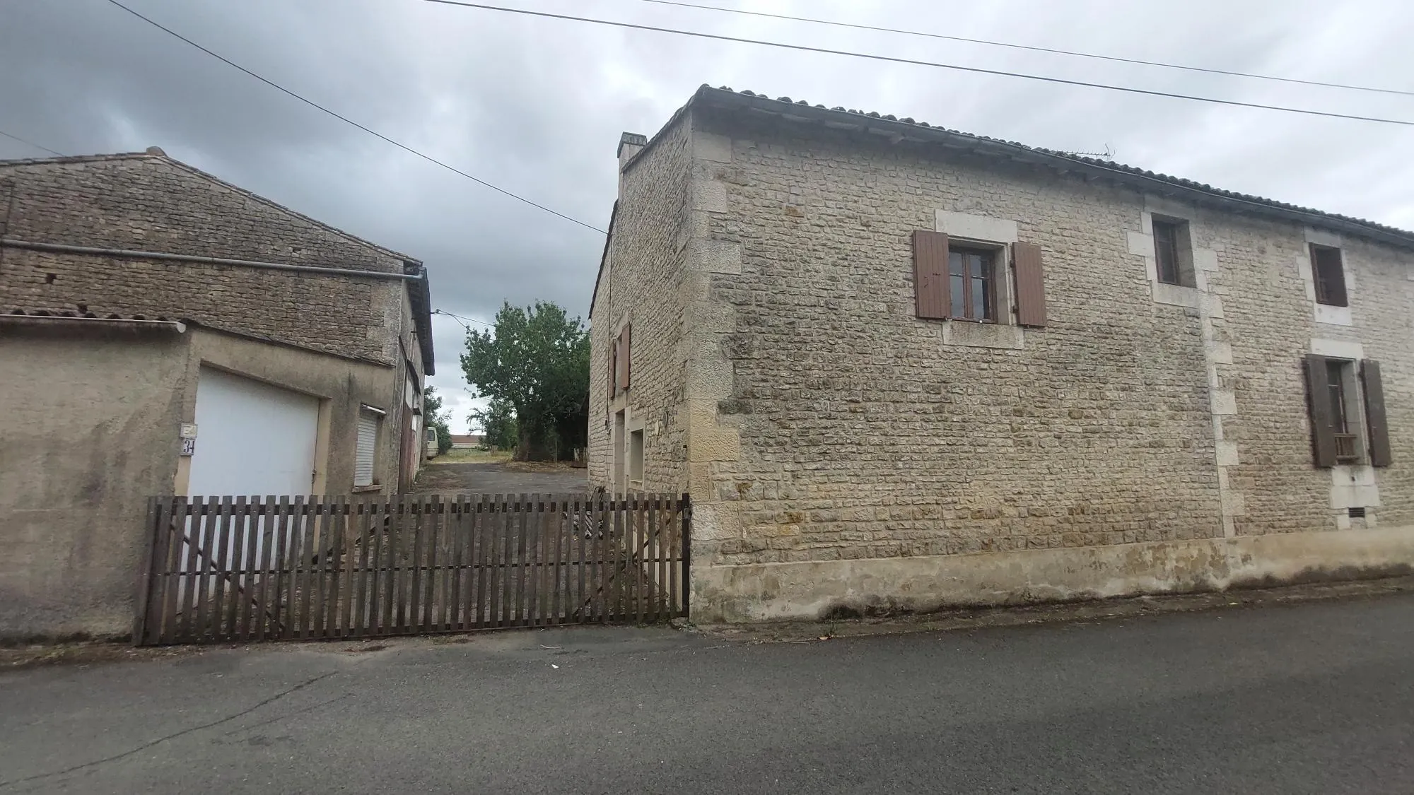Maison ancienne à rénover avec jardin à Sciecq 79000 