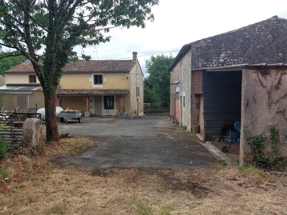 Maison ancienne à rénover avec jardin à Sciecq 79000