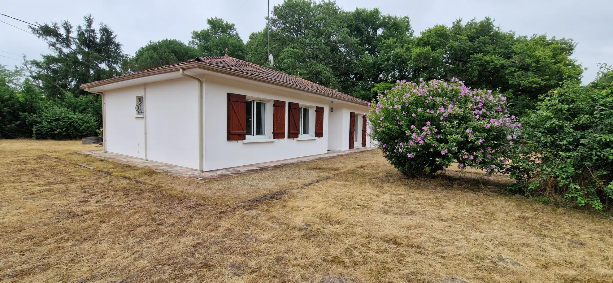Maison de plain-pied avec garage et jardin à Bernos-Beaulac 