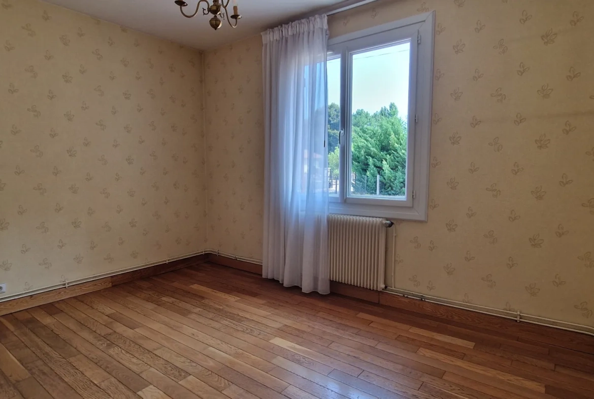 Maison de plain-pied avec garage et jardin à Bernos-Beaulac 