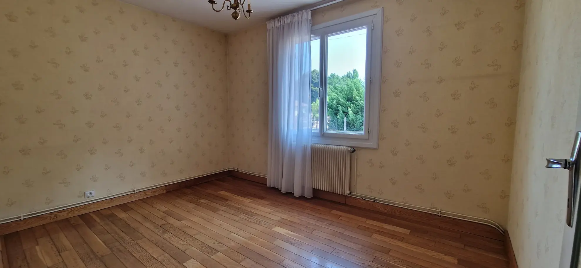 Maison de plain-pied avec garage et jardin à Bernos-Beaulac 