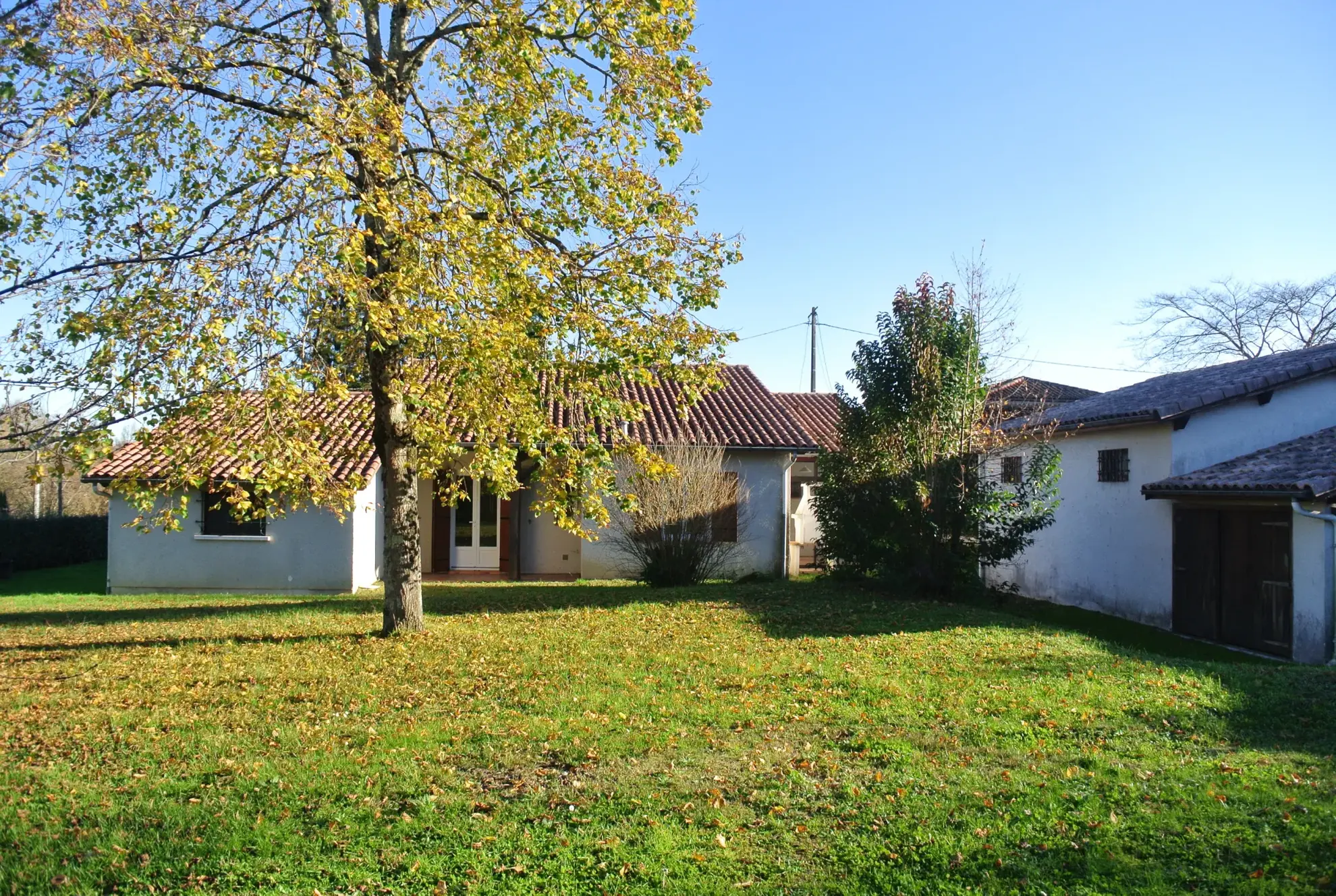 Maison traditionnelle avec garage et grand parc à Fourques sur Garonne 